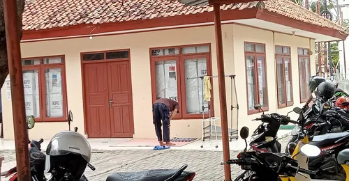 Staff Kebersihan Sholat Di Teras Musholla Karena Dipenuhi Kotak Suara