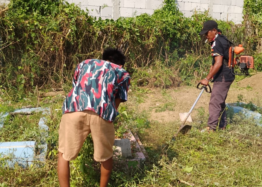 Sinergi untuk Kebersamaan: Ormas LMP dan Warga Bersihkan Makam