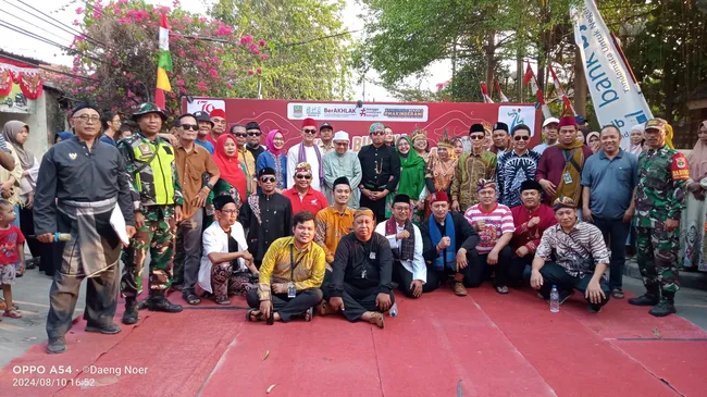 Tampilkan Busana Daur Ulang Sampah