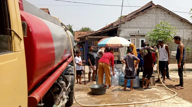 Polres Metro Bekasi Salurkan Bantuan Air Bersih Untuk Warga Sukawangi