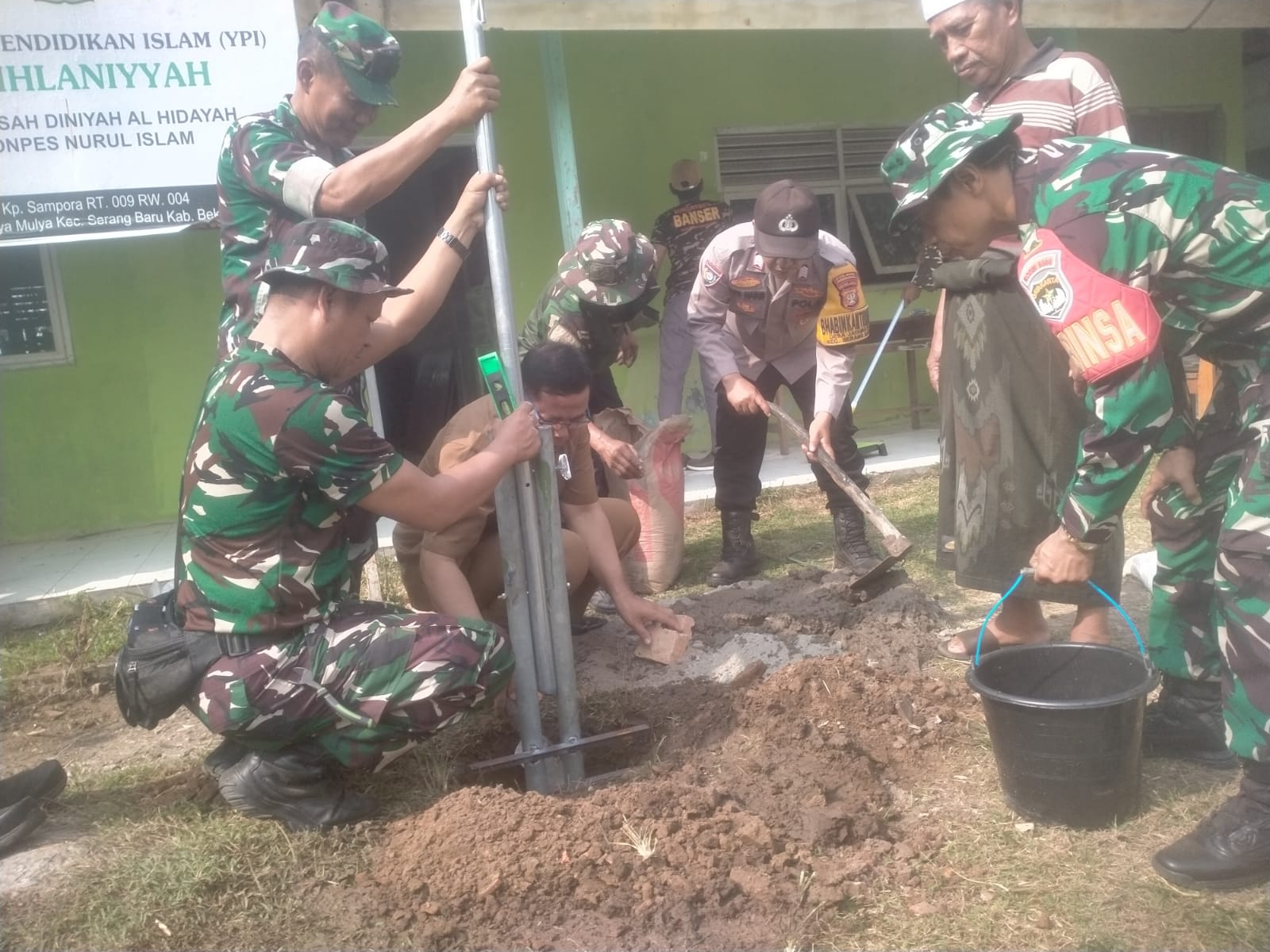 Polsek Serang Baru dan Koramil 12/Serang Baru Gelar Kerja Bakti Bersama