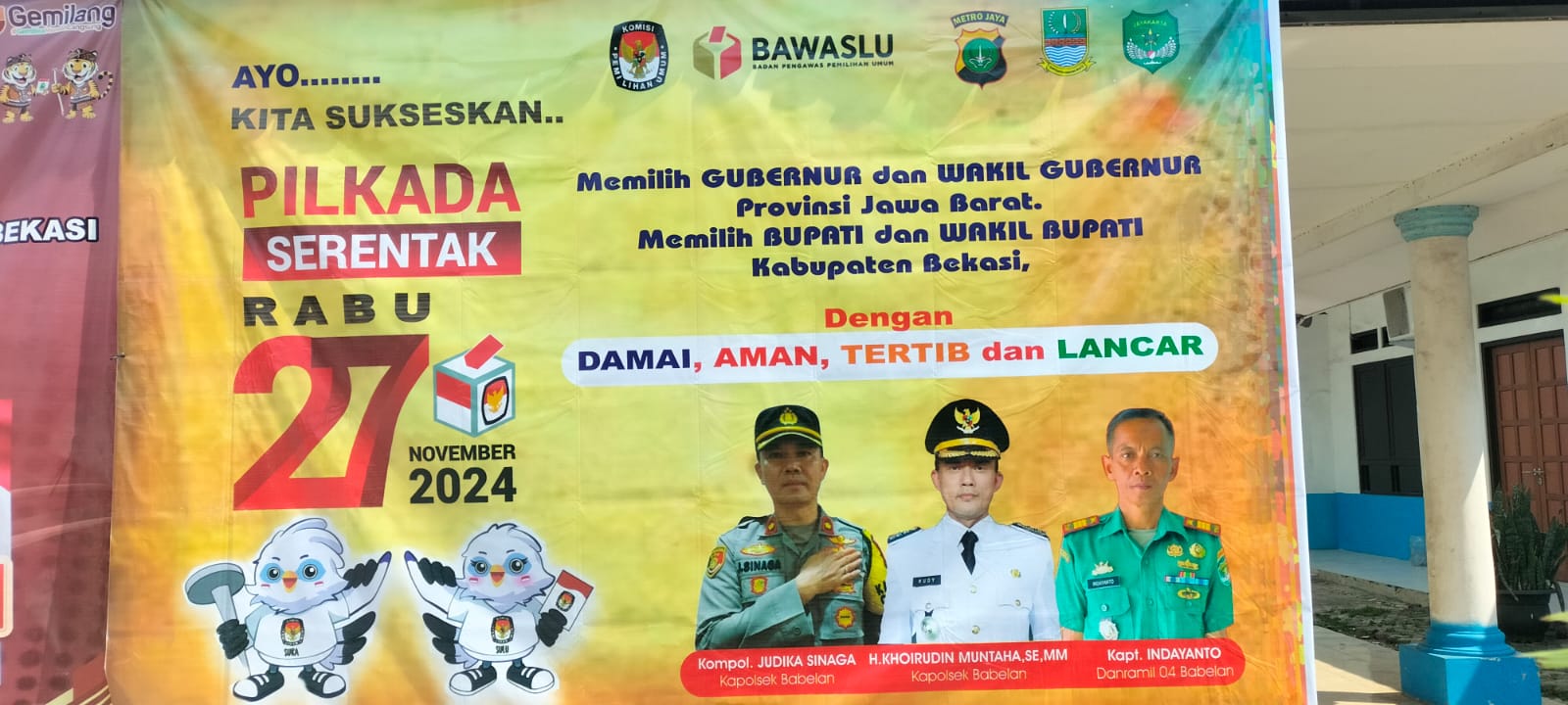 Teledor atau Sengaja? Spanduk Pilkada Serentak 2024 Salah Tulis, Camat Tercantum Sebagai Kapolsek