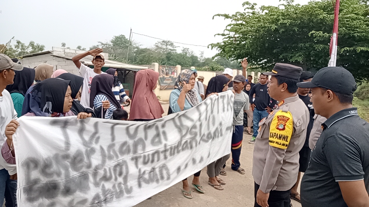 Minta Jalan Diperbaiki, Emak-Emak di Sukawangi Turun ke Jalan