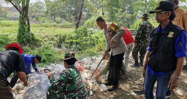 Polsek Cabang Bungin Gelar Karya Bakti Di Tps Desa Sindang Jaya Dalam Rangka Hut Tni Ke 79