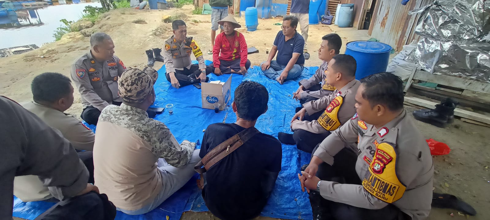 Kapolsek Serang Baru Lakukan Pembinaan Kelompok Tambak Ikan dalam Rangka Dukung Swasembada Ketahanan Pangan