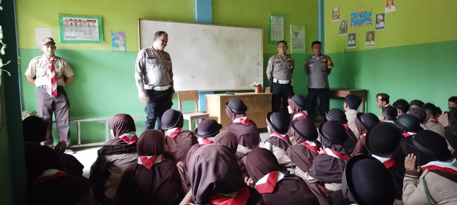 Polsek Serang Baru Laksanakan Program "Police Goes to School" Kenalkan Rambu Lalu Lintas Kepada Pelajar