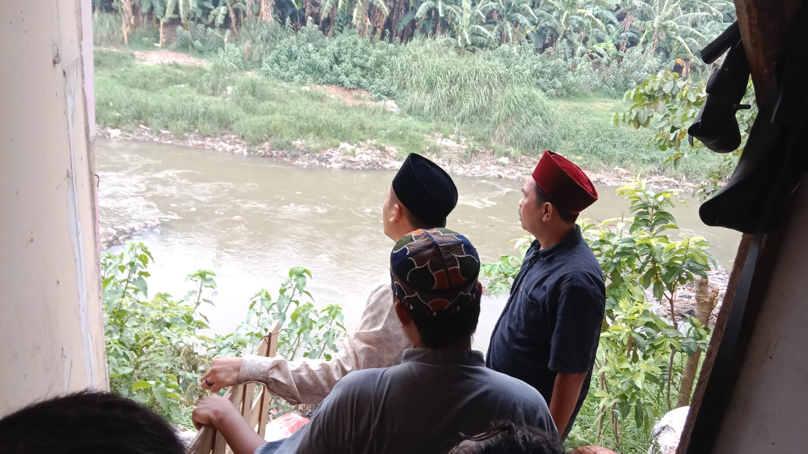 Rumah Warga Terkena Abrasi Kali Bekasi, Anggota DPRD Jabar Fraksi Nasdem Desak Pekerjaan Pancang Dipercepat