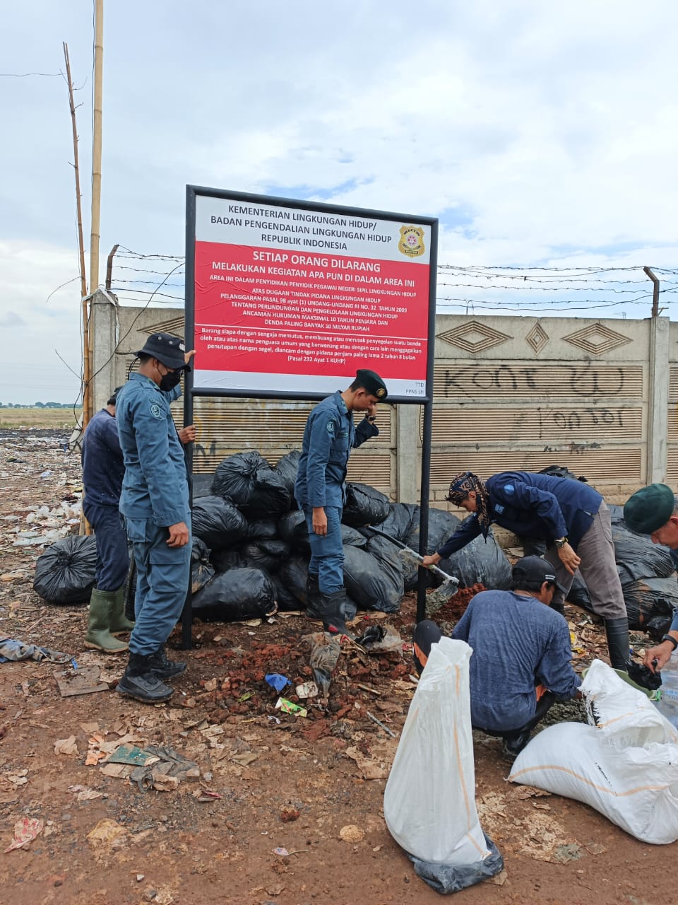 Kementerian Lingkungan Hidup Segel Tempat Pembuangan Sampah Ilegal di Tarumajaya