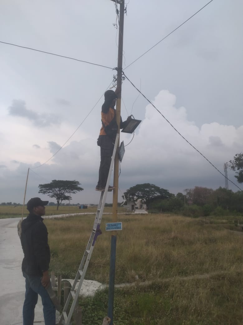 Dukung Keamanan Pemukiman Warga, PLN Nusantara Power Pasang PJU