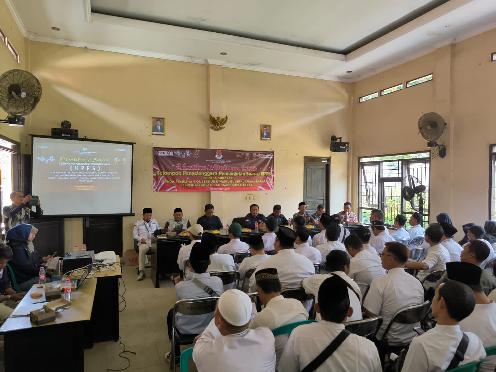 Polsek Serang Baru Hadiri Pelantikan KPPS Desa Sukasari Jelang Pilkada Serentak