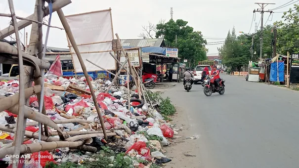 Jalur Menuju Kantor Muspika Tarumajaya Dipenuhi Sampah, Uptd Persampahan Wilayah I Diduga Tutup Mata