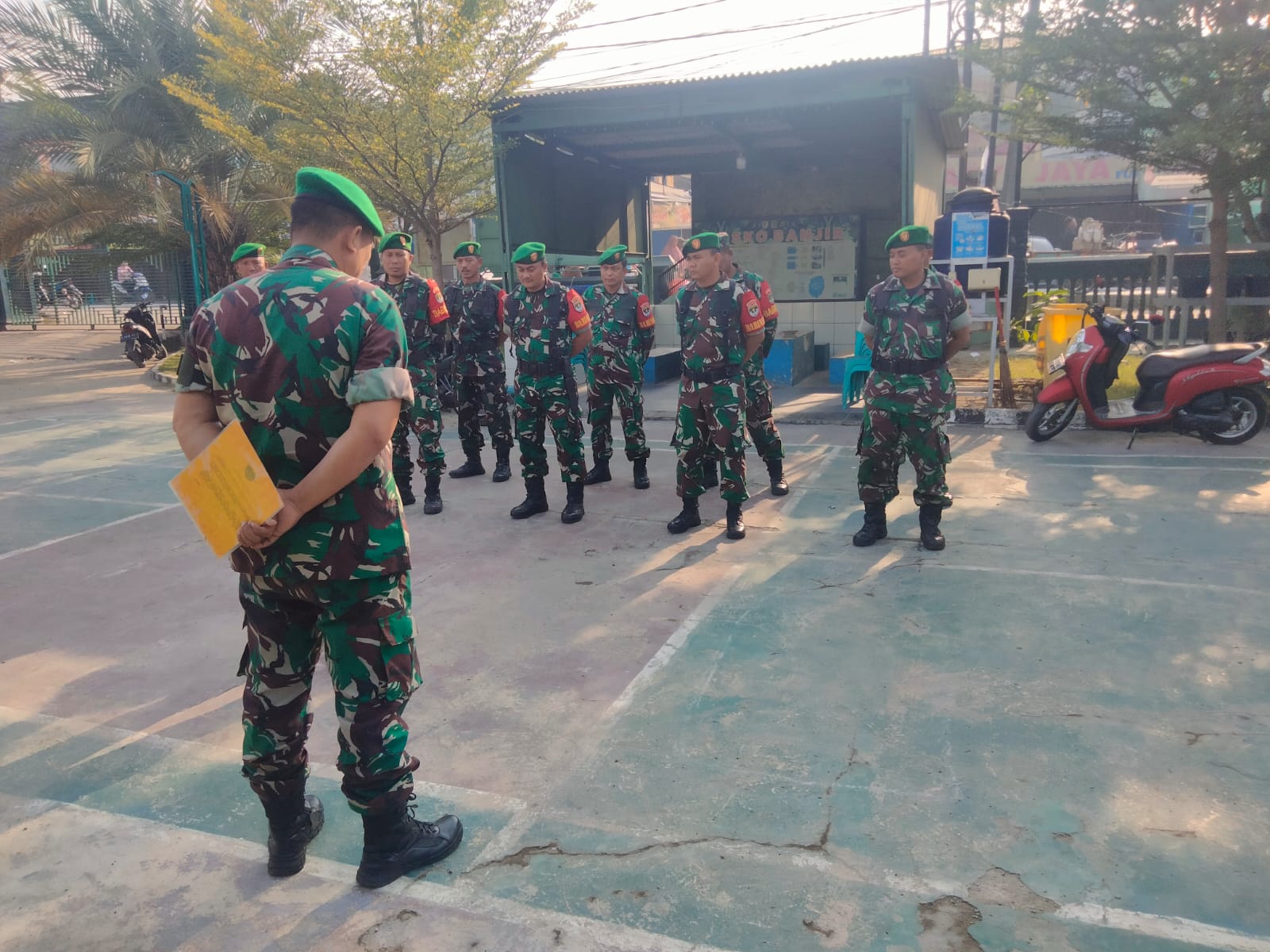 Berada di Jalur Lintasan, Danramil 04/Babelan Siaga Sambut Kunjungan Danrem 051/Wkt ke Muara Gembong