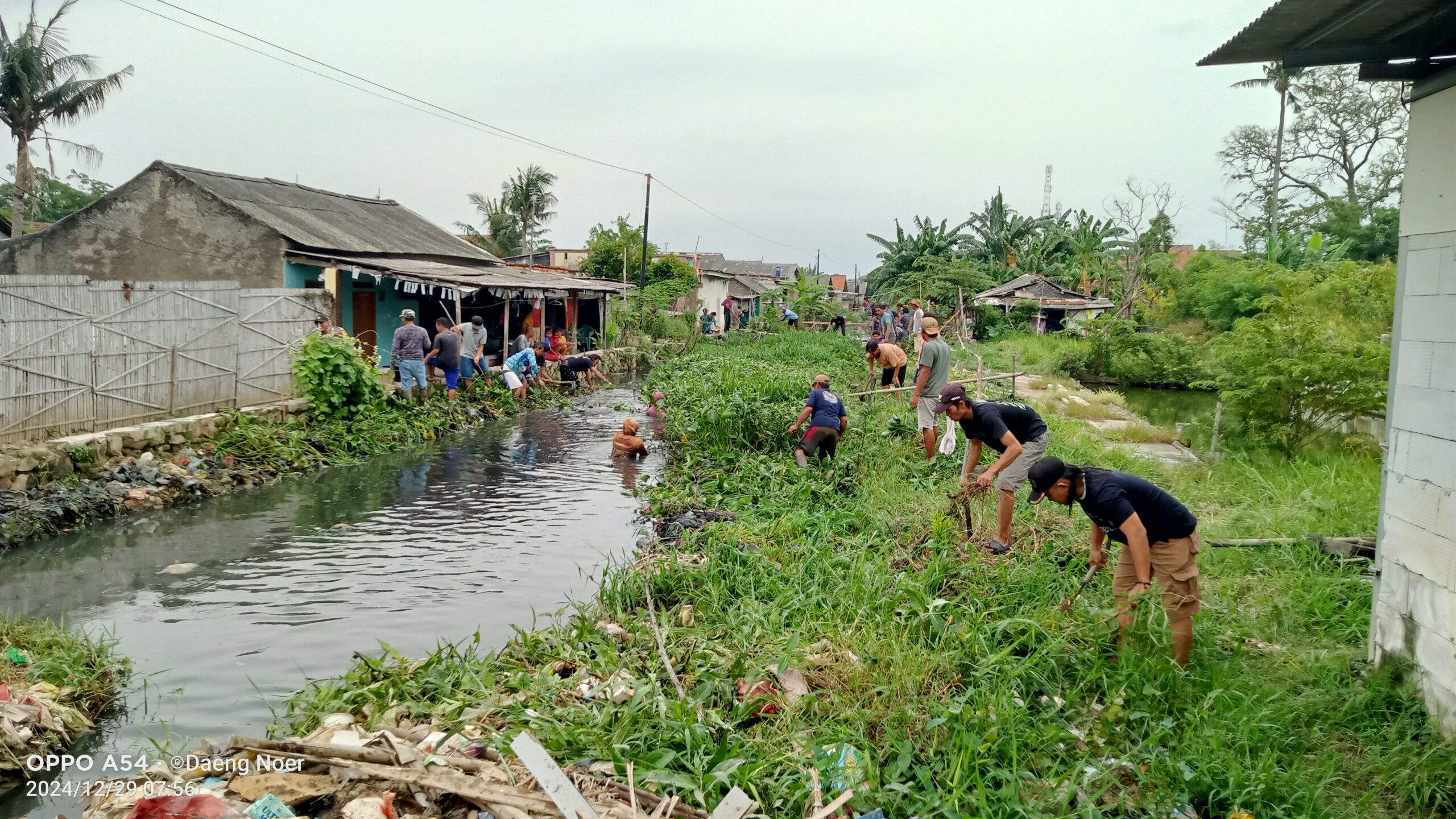 Warga RT002/01 Gelar Kerja Bakti Bersihkan Kali Irigasi untuk Cegah Banjir