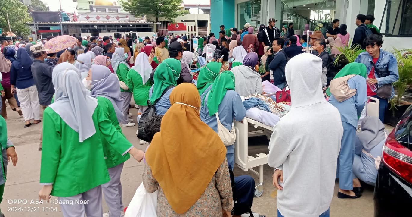 Kebakaran Melanda Rs Tiara Bekasi Puluhan Pasien Dievakuasi