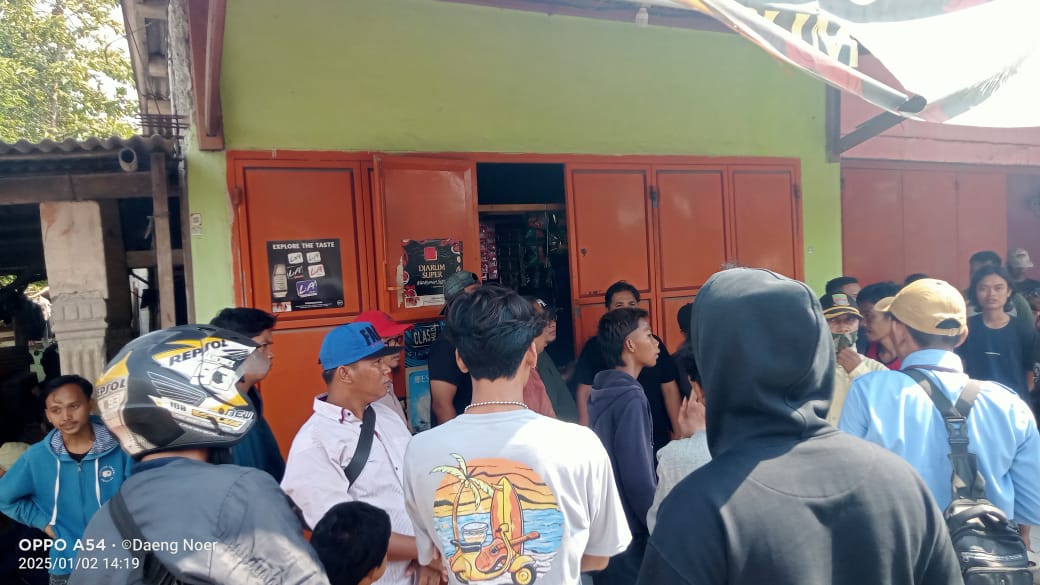 Acungkan Senjata Tajam kepada Warga, Penjaga Toko Obat Diamuk Massa