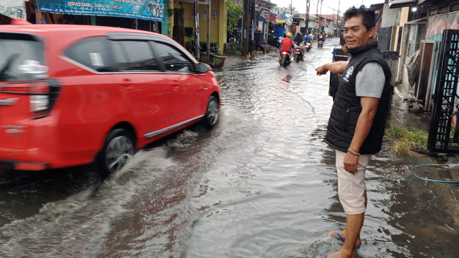 Drainase Tak Berfungsi, Warga Kelurahan Kebalen Keluhkan Kondisi Jalan yang Tergenang Banjir Saat Hujan