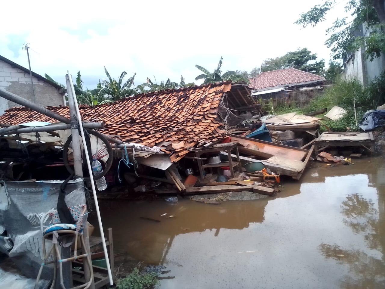 Rumah Tidak Layak Huni Ambruk Akibat Hujan dan Angin Kencang