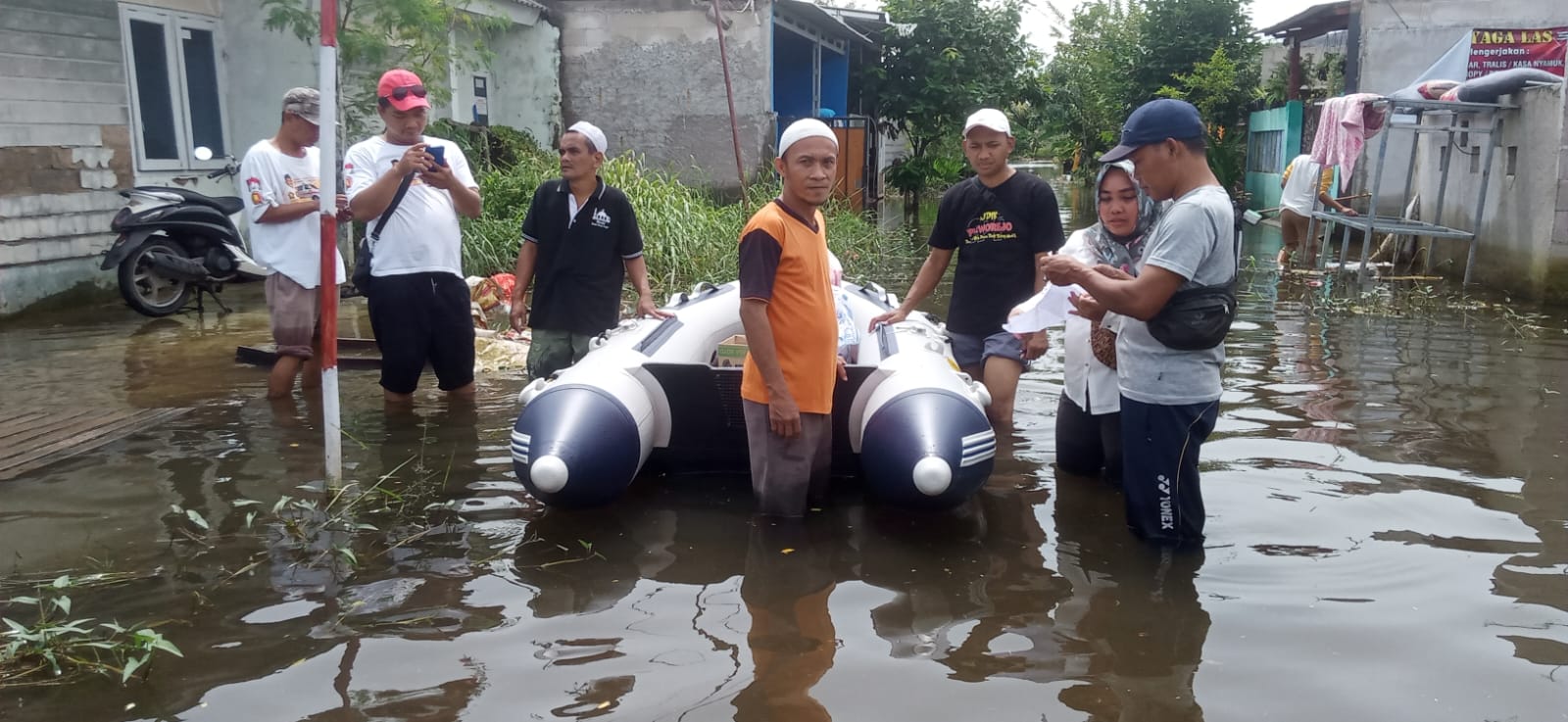 Warga Perum Villa Kencana Cikarang Keluhkan Banjir dan Minimnya Penerangan Jalan