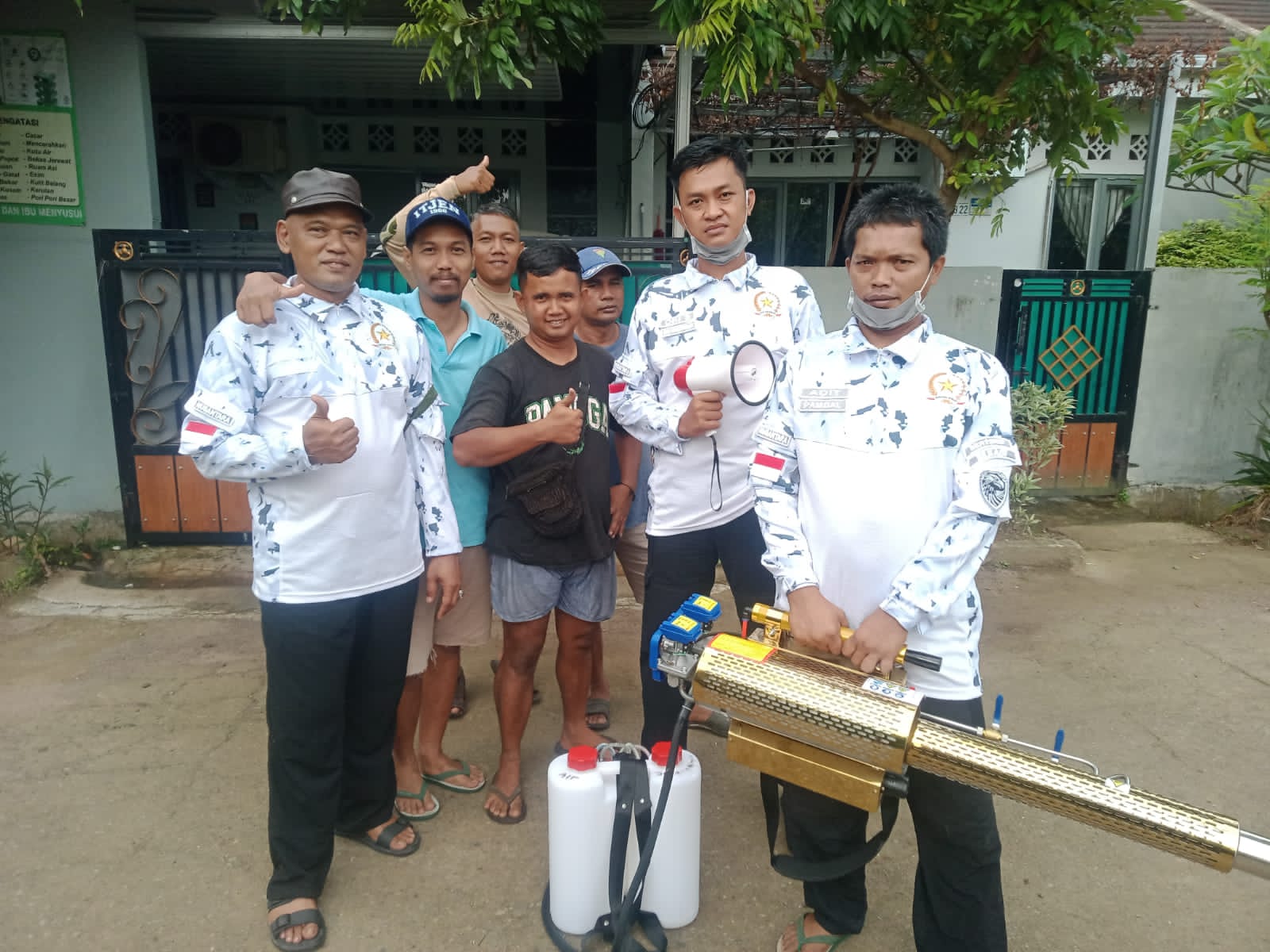 LSM Benteng Bekasi DPC Cibarusah Adakan Fogging Cegah Penyebaran DBD