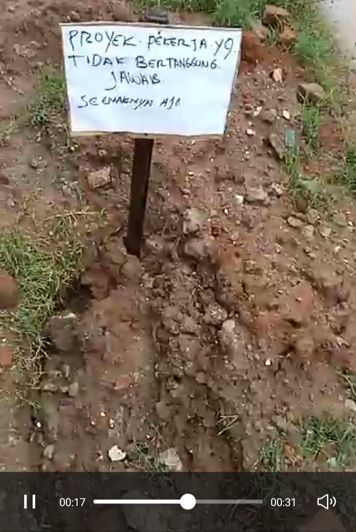 Viral: Warga Pasang Plang Sindiran di Lokasi Lubang Galian Kabel Optik yang Tidak Dipadatkan