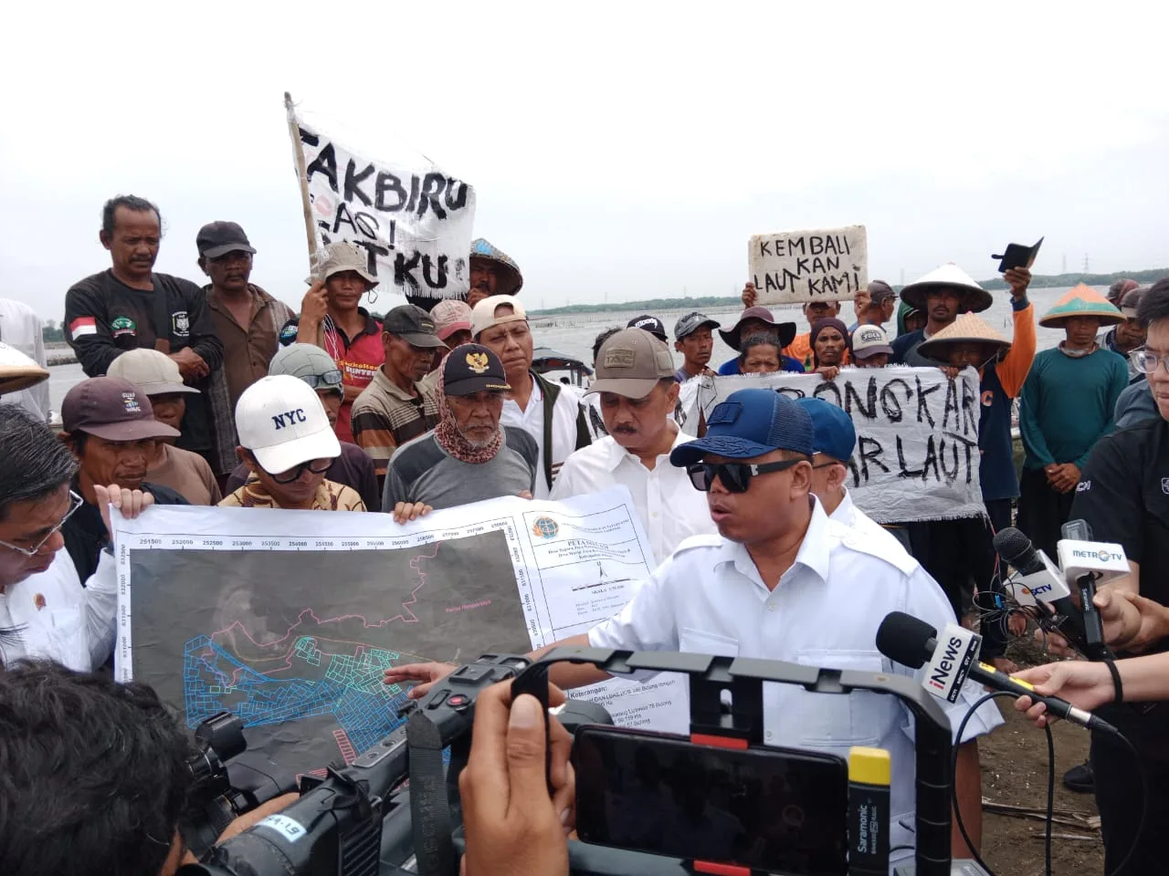 Puluhan Nelayan Protes Saat Menteri ATR/BPN Sidak Proyek Pelabuhan PPI Paljaya