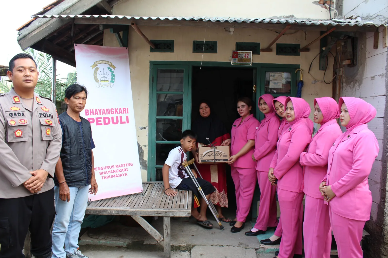Tiga Warga Kurang Mampu dan Alami Disabilitas Dapatkan Santunan dari Polsek Tarumajaya