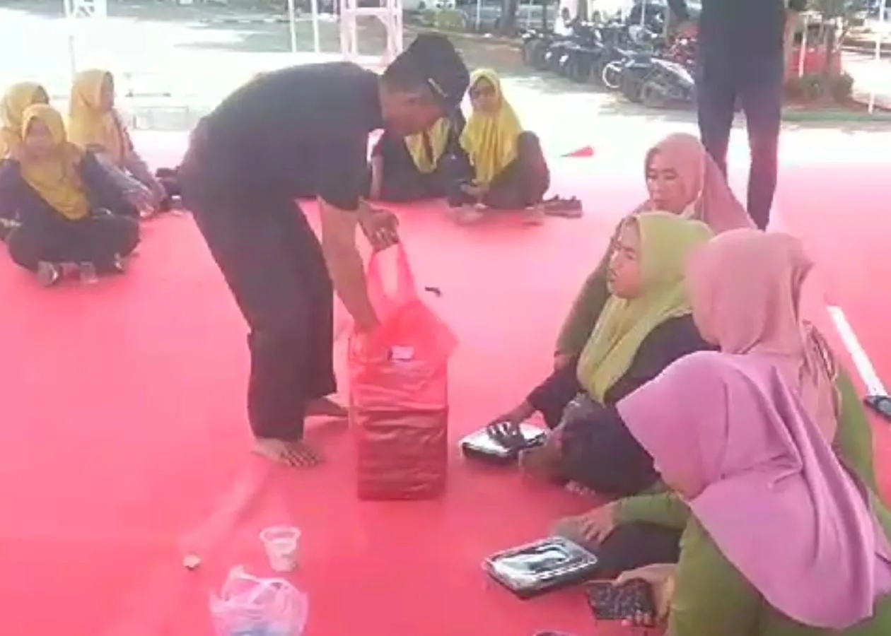 Jum'at Berkah, Tim Reaksi Bagikan Puluhan Nasi Kotak di Area Pemkab Bekasi