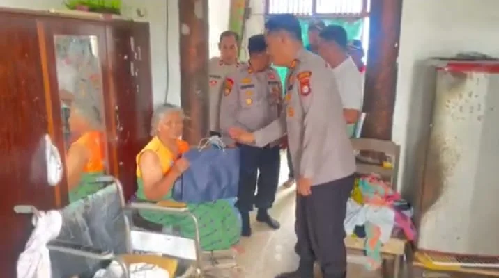 Ajarkan Saling Peduli, Polsek Tarumajaya Giat Baksos