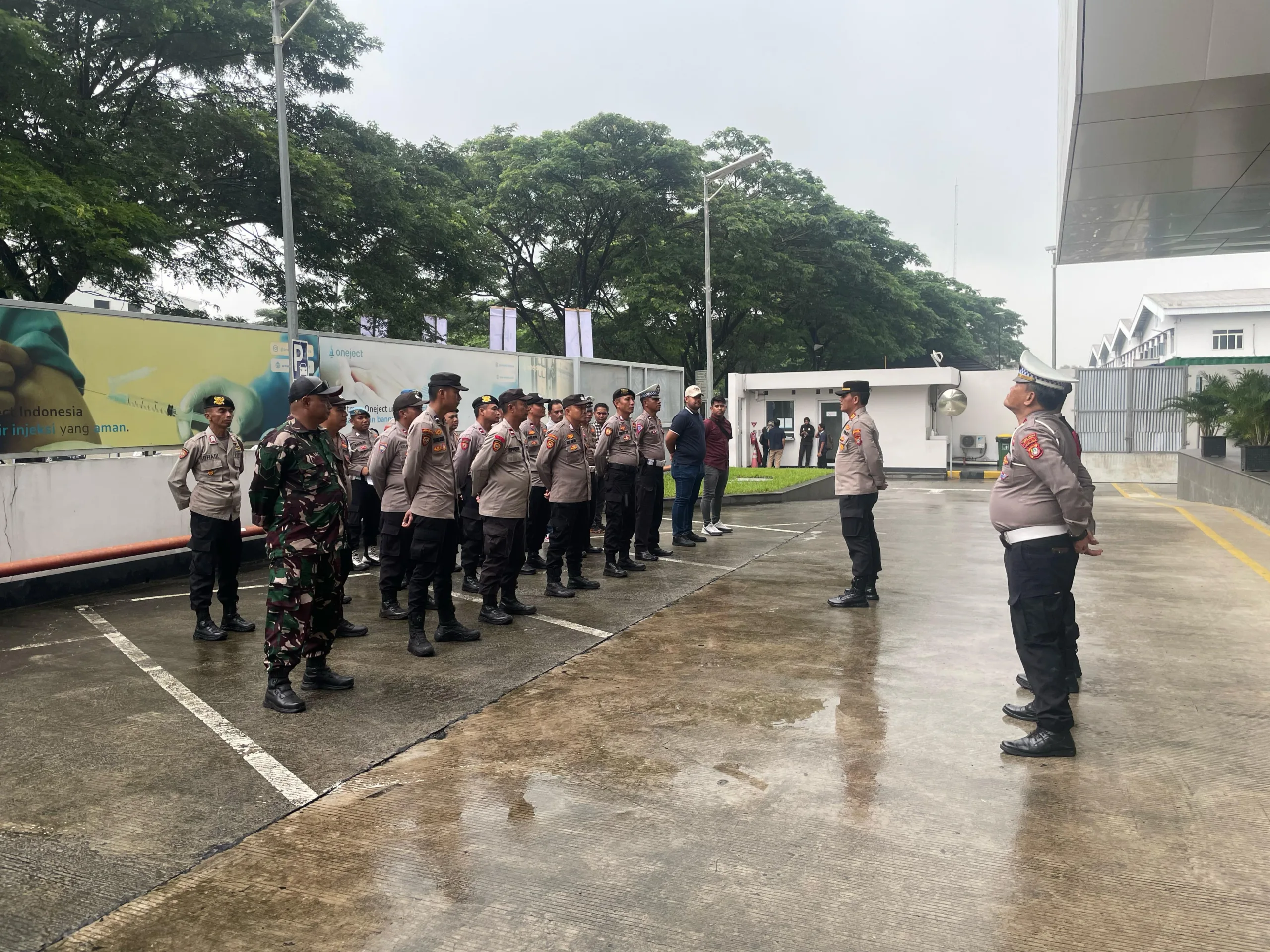 Jajaran Polres Metro Bekasi Kawal Ketat Kunjungan Menteri Kesehatan ke PT ONEJECT INDONESIA
