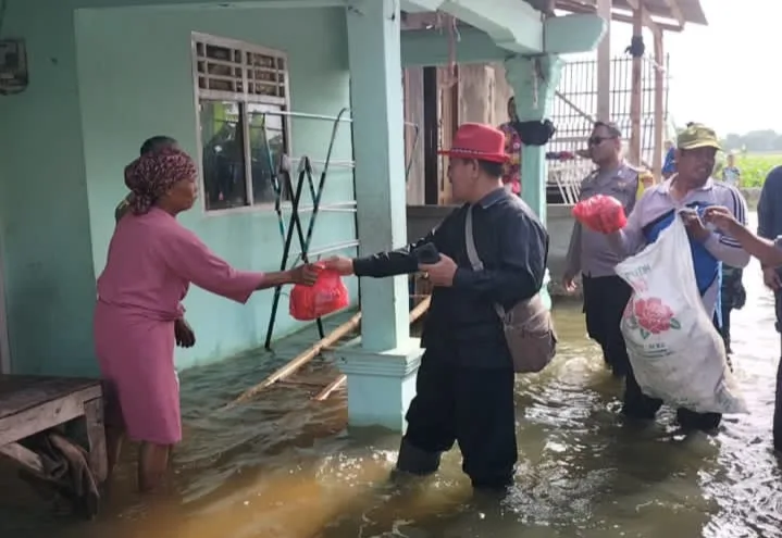 Kepala Desa Muara Bakti Turun Langsung Berikan Bantuan kepada Warga Terdampak Banjir
