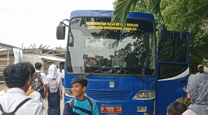 Pelajar Terbantu dengan Bus Antar Jemput Sekolah, Orang Tua Ucapkan Terima Kasih kepada Pj Bupati Bekasi