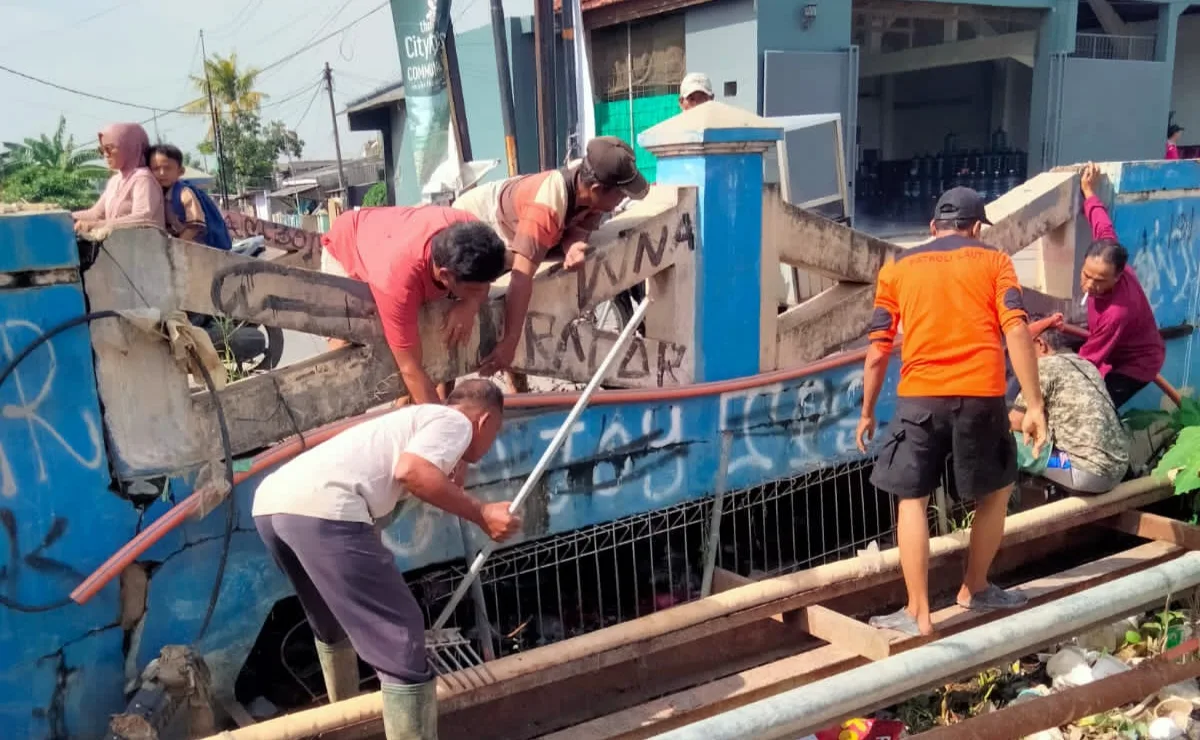 Pagar Penghambat Sampah di Sungai Kedung Pengawas Dipasang Kembali oleh Warga Setelah Dicabut OTK