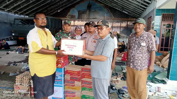 Gandeng Pertamina Peduli, Kades Kedung Pengawas Salurkan Bantuan Bagi Warga Terdampak Banjir Kali Bekasi