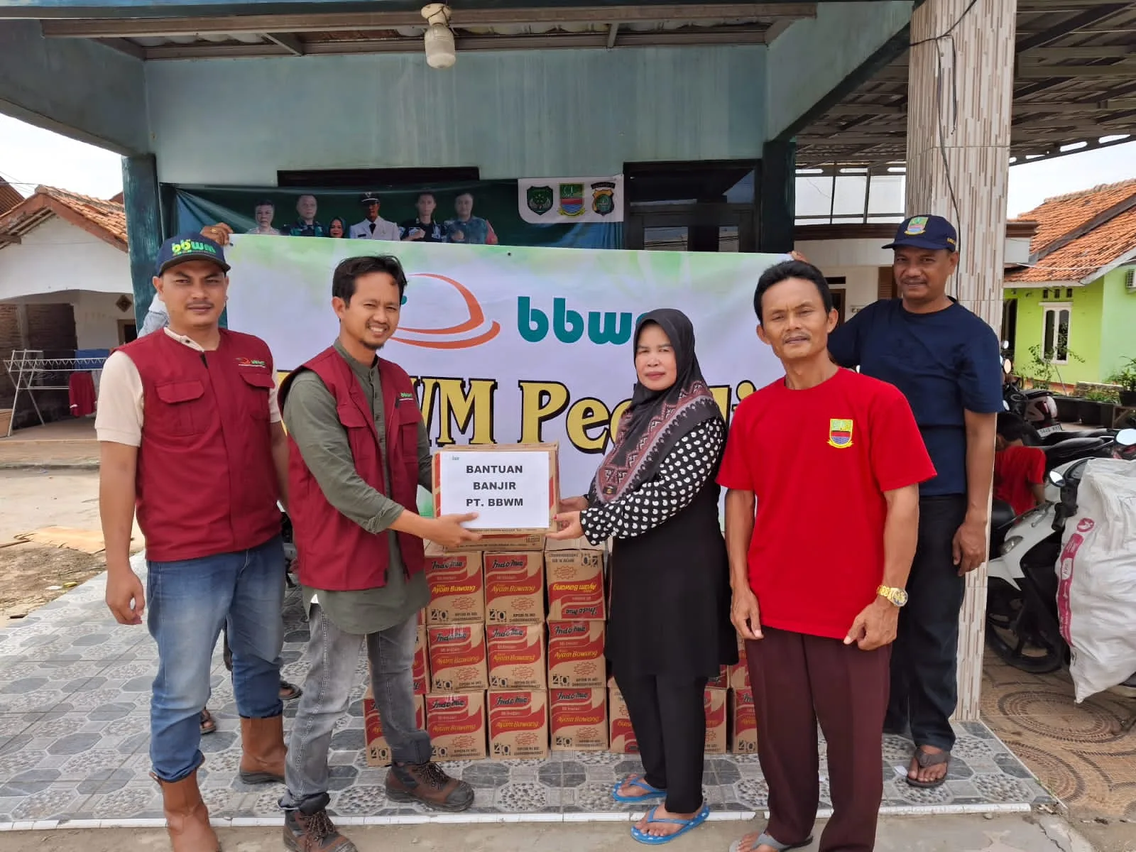PT BBWM Salurkan Bantuan bagi Masyarakat Terdampak Banjir di Babelan