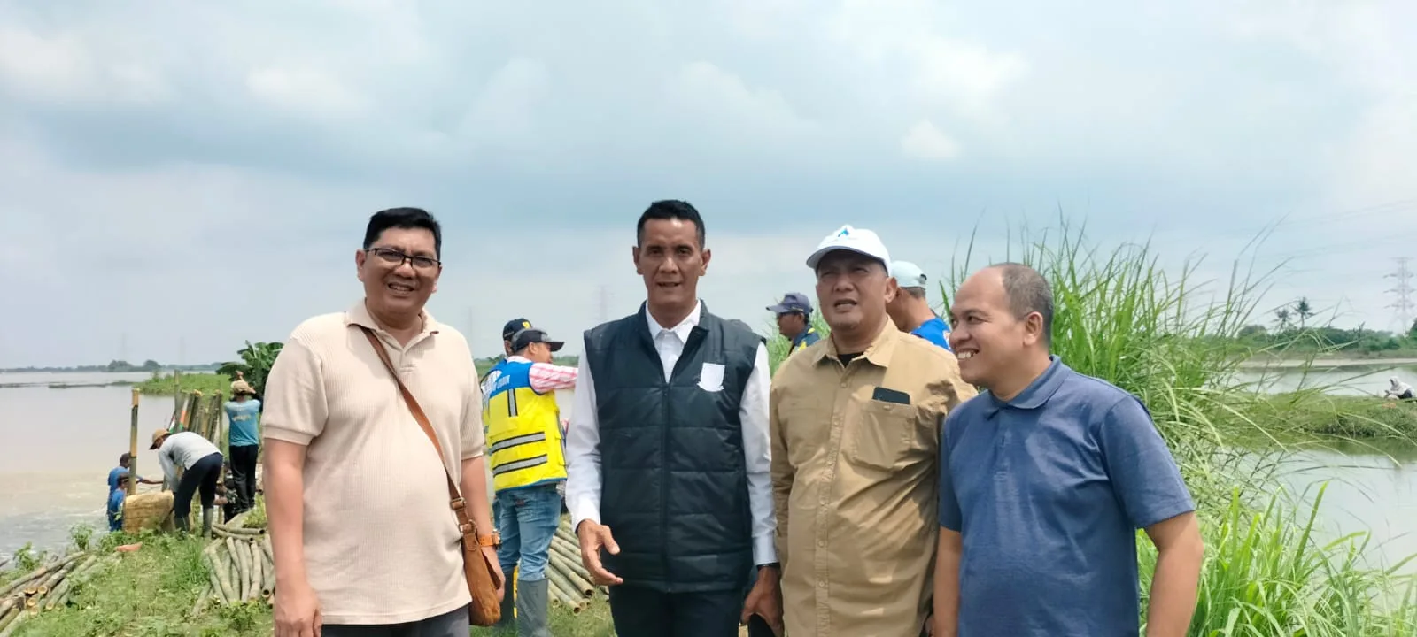 Kepala Desa Buni Bakti Gunakan Dana Pribadi untuk Perbaiki Tanggul Jebol