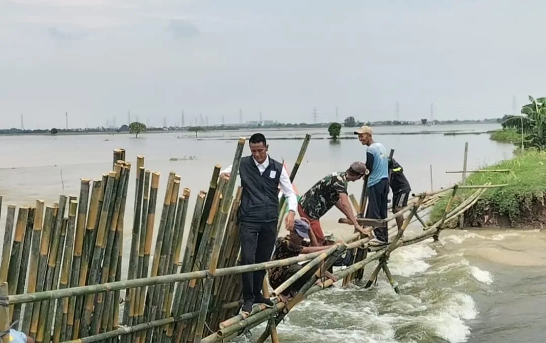 Kepala Desa Buni Bakti Gunakan Dana Pribadi untuk Perbaiki Tanggul Jebol