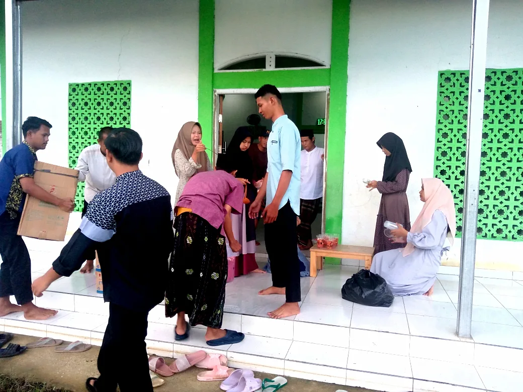 DKM dan Forum Remaja Masjid (FORMASJID) Darussalam Bagikan Takjil Gratis