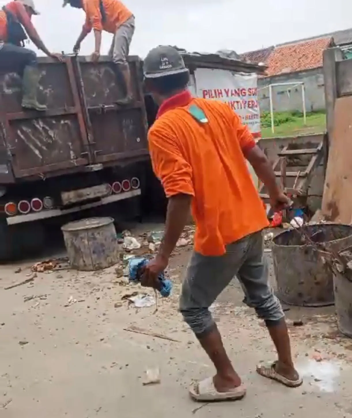 Kesabaran Ocem Ketua RT 07/07 Kelurahan Bekasi Jaya Mengatasi Sampah Pasca Banjir
