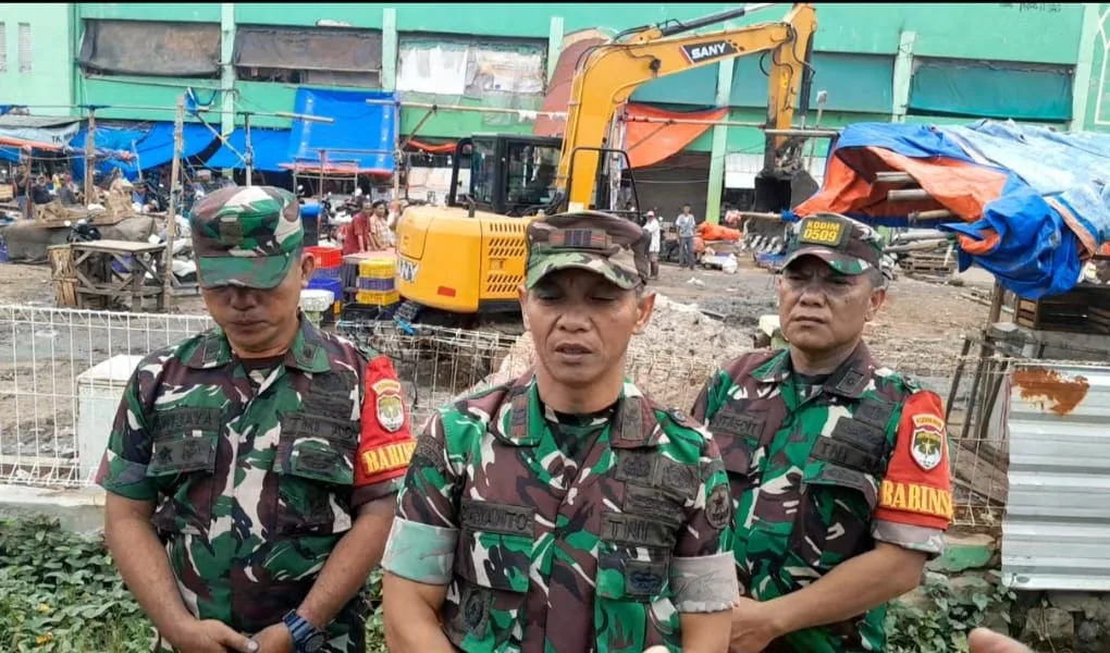Personil Koramil 04/Babelan Bersihkan Sampah Pasar Babelan, Danramil: Perintah Gubernur Jabar Agar Pasar Bersih