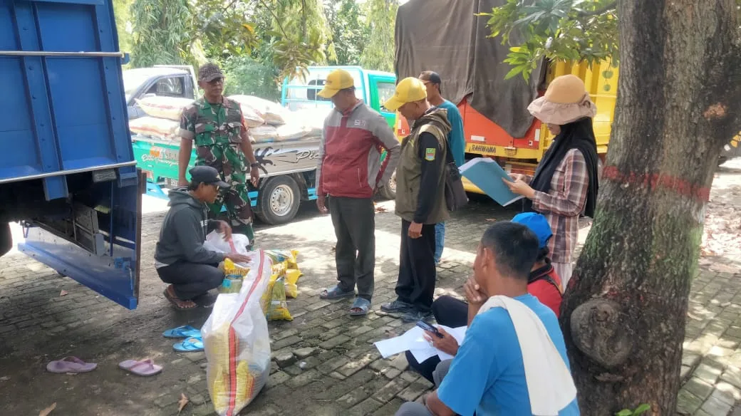 Personel Koramil 04/Babelan Salurkan 12 Ton Bibit Padi untuk Petani Terdampak Banjir