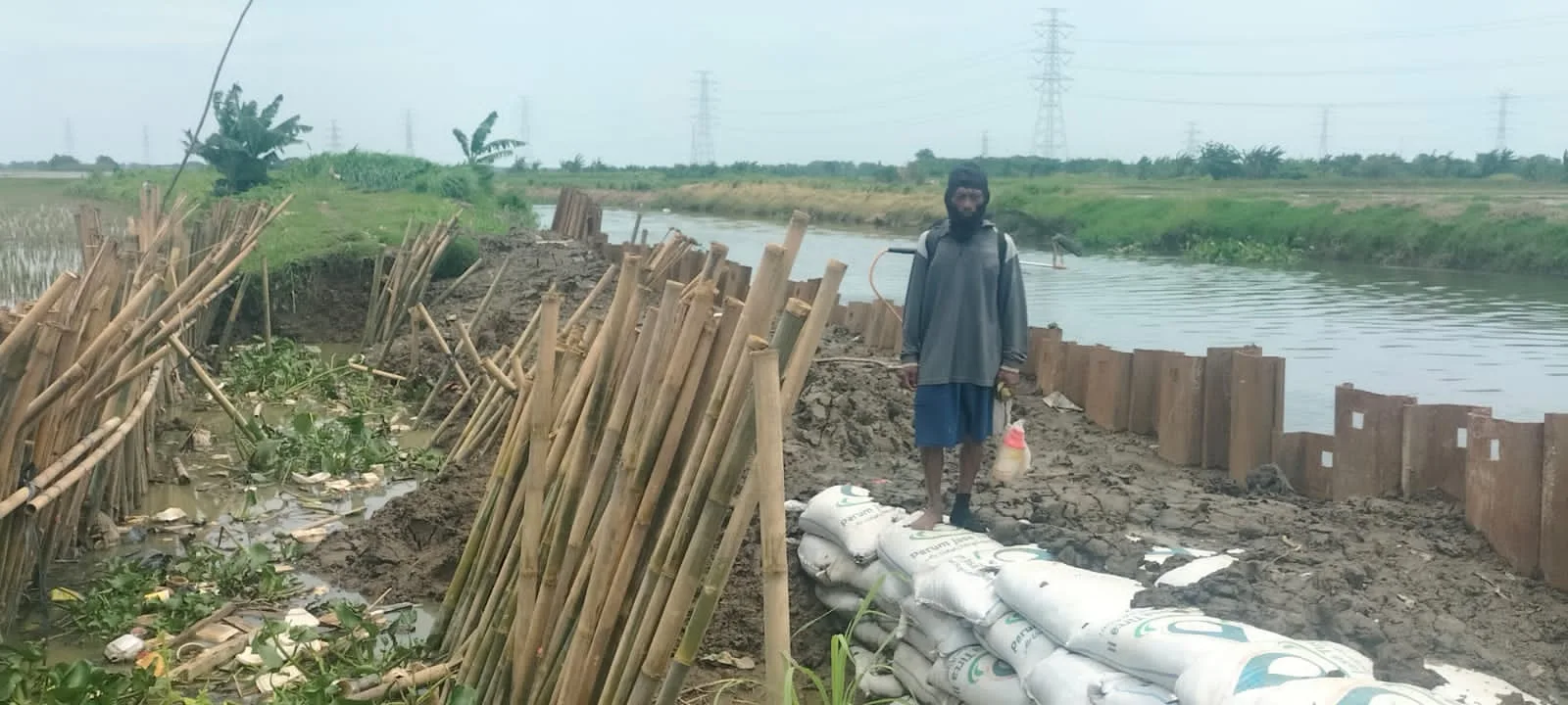 Perbaikan Tanggul Saluran Pembuang DT8 di Desa Buni Bakti Tersendat Akibat Cuaca