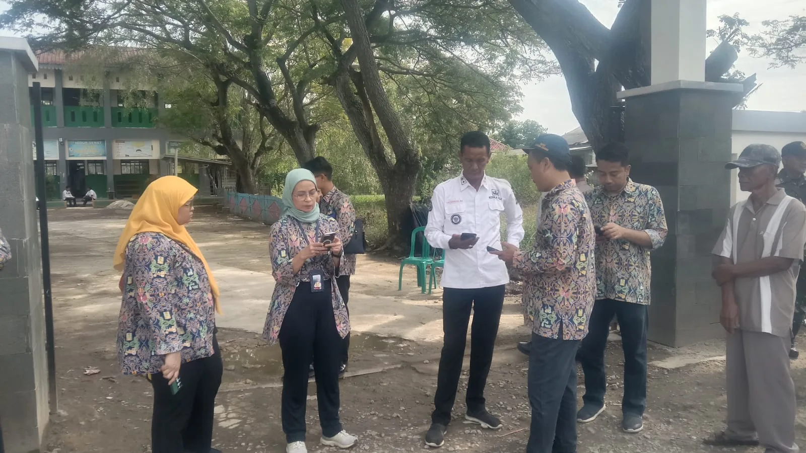 Kades Buni Bakti Dampingi Kementerian PUPR Tinjau Lokasi Pembangunan MCK dan Sarana Air Bersih di SDN Buni Bakti 04