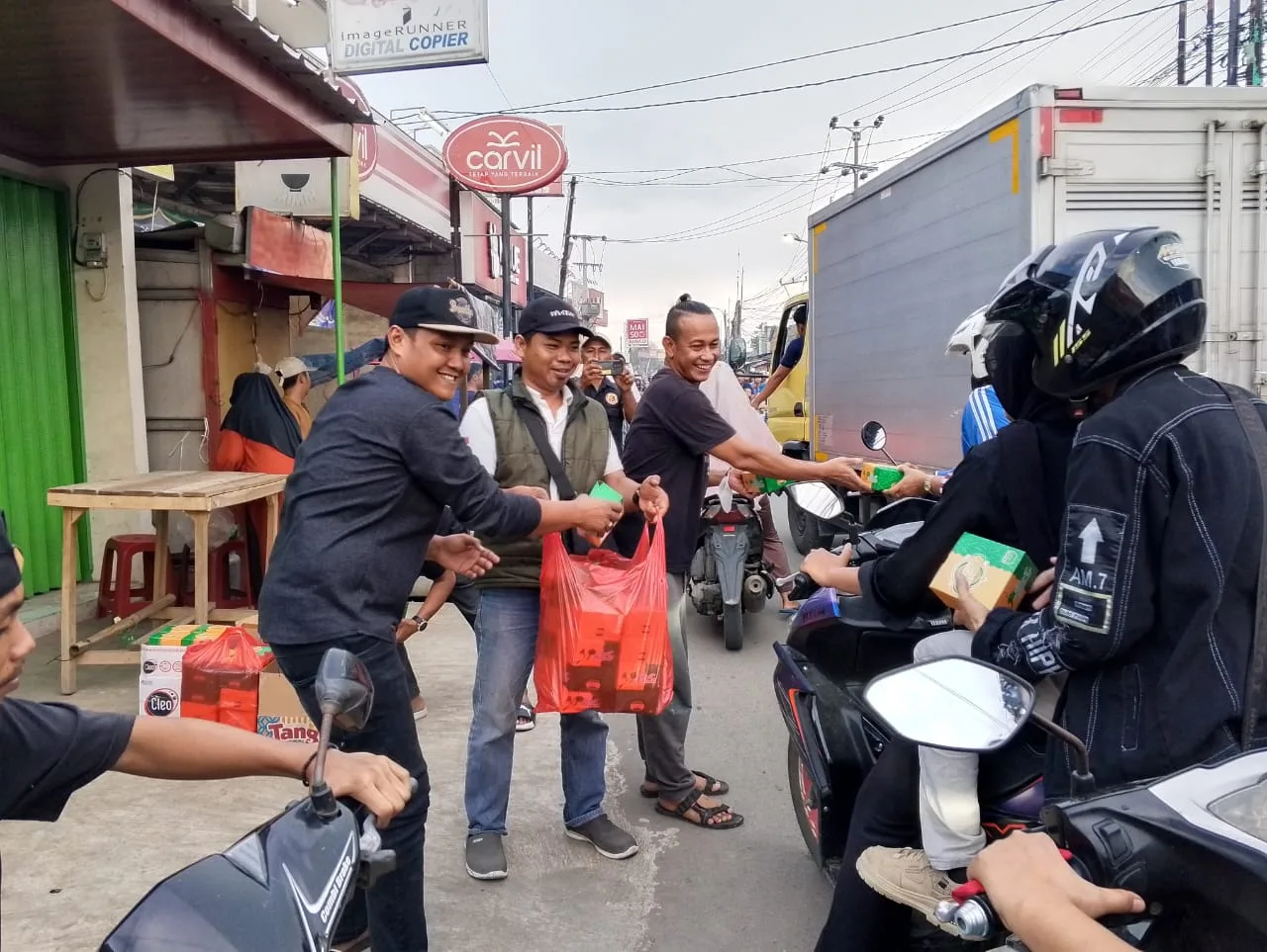 Pokja Wartawan Babelan Utara Bagikan Ratusan Paket Takjil, PWI Bekasi Raya Beri Apresiasi