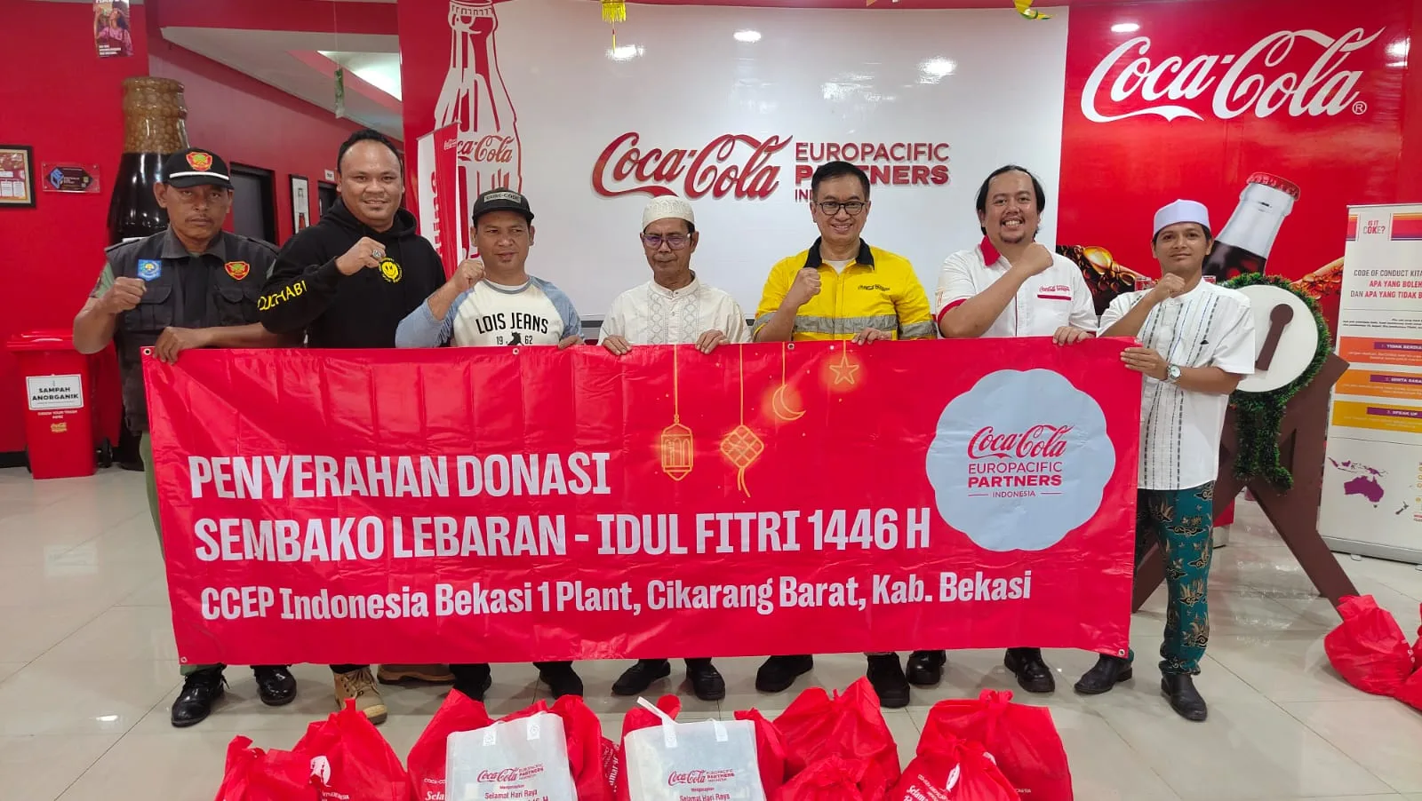 CCEP Indonesia Salurkan Paket Sembako kepada Warga Sambut Hari Raya Idulfitri