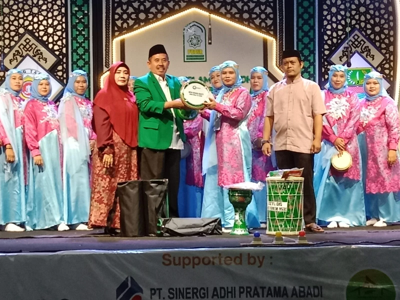 Kepala Desa Muara Bakti Salurkan Bantuan dalam Rangka Menyambut Idulfitri 1446 H