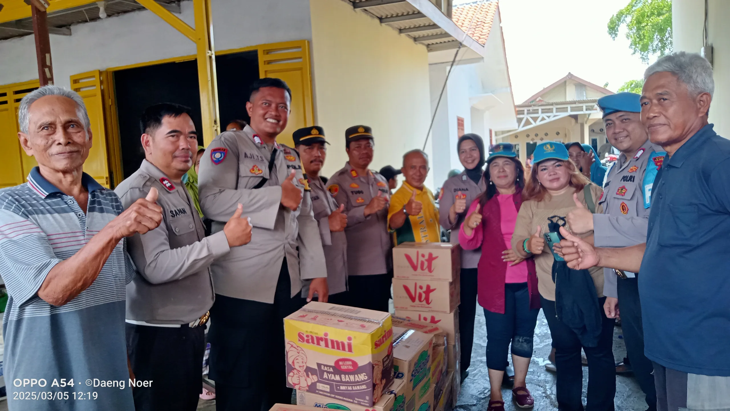 Kapolsek Tambelang Salurkan Bantuan Sembako untuk Warga Sukamekar yang Terdampak Banjir