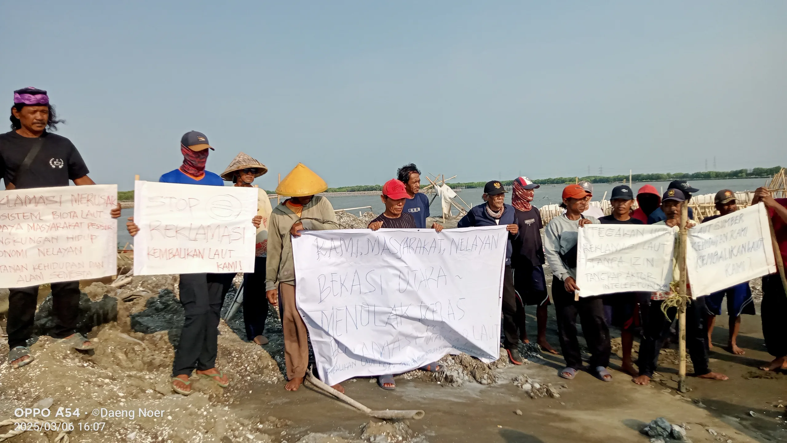 Pembongkaran Pagar Laut Tarumajaya Terhenti, Nelayan Gelar Aksi Demo