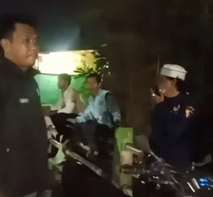 Pokdar Bersama PPK dan Masyarakat Kebalen Gelar Patroli Malam untuk Cegah Tawuran