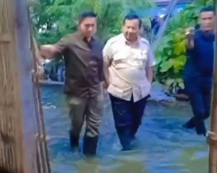 residen RI Tinjau Langsung Kondisi Warga Terdampak Banjir di Desa Buni Bakti, Kabupaten Bekasi