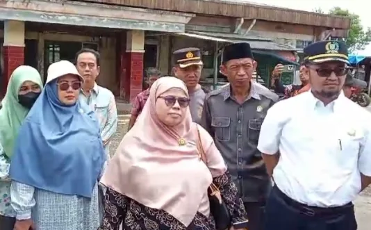 Ketua DPRD Dampingi Ketua Komisi II dan Dinas Perdagangan Tinjau Pasar Babelan, Bahas Solusi Perbaikan